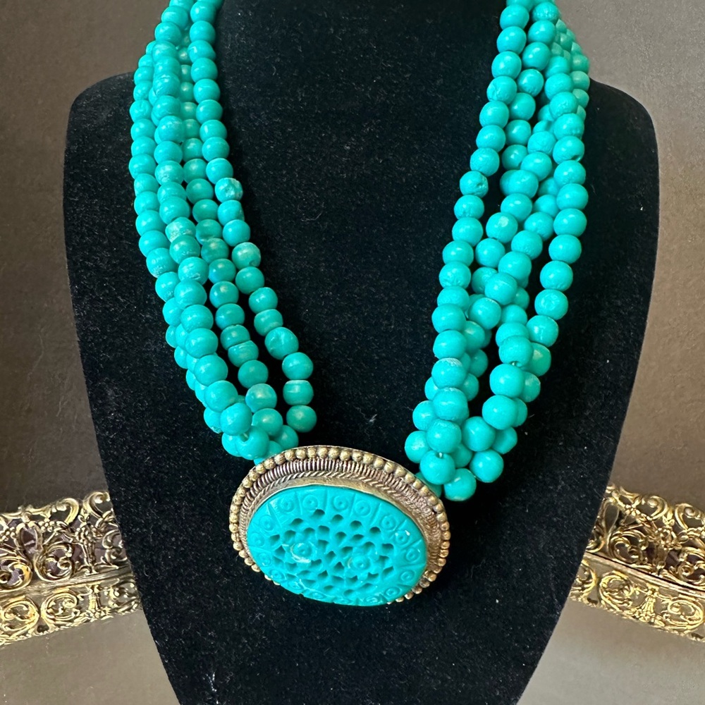 A fabulous piece of traditional jewelry, here is an ethnic bead necklace